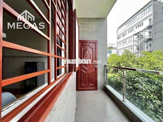 CĂN HỘ CÓ GÁC + BAN CONG CẦU THANG KẾT HỢP TỦ ĐỒ