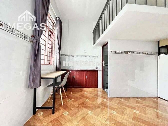 CĂN HỘ CÓ GÁC + BAN CONG CẦU THANG KẾT HỢP TỦ ĐỒ