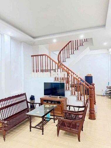 BÁN NHÀ NGỌC THUỴ PHÂN KHÚC HIẾM GIÁ RẺ . 40M XÂY 5 TẦNG GẦN OTO