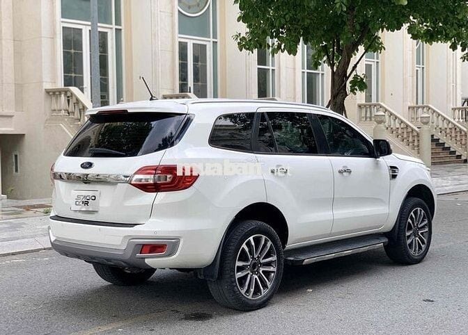 Everest 2020 Titanium - đưa trước 300 triệu