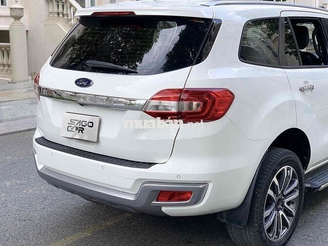 Everest 2020 Titanium - đưa trước 300 triệu