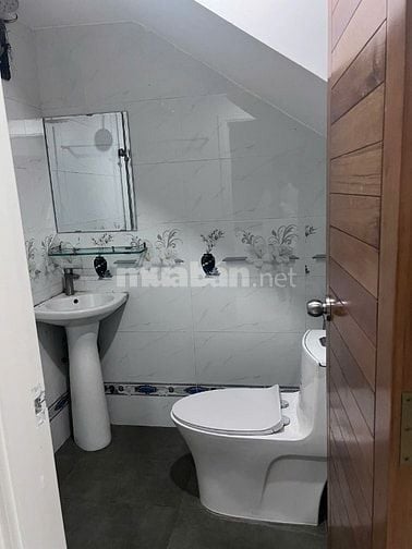 Nhà 1 trệt 1 lầu mới xây xong (4x11) giá 355 triệu ngay chợ Nhị Xuân