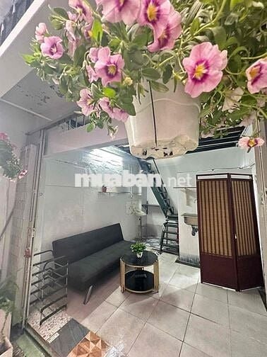 Nhà 1 trệt 1 lầu Ban công thoáng mát,