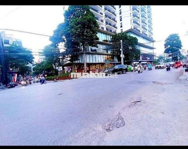 Tôi cần bán nhà mặt phố Xuân Diệu Tây Hồ 4tầng full nội thất.