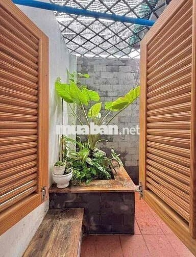 Bán nhà mặt tiền còn mới đẹp, giá bằng nhà hẻm