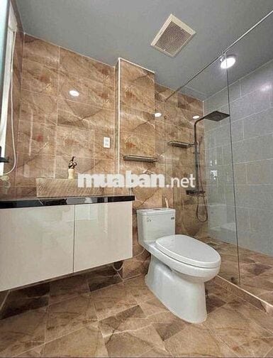 Bán nhà mặt tiền còn mới đẹp, giá bằng nhà hẻm