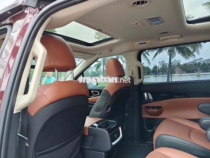 Kia Carnival 2.2D Signature 2023 màu đỏ mận