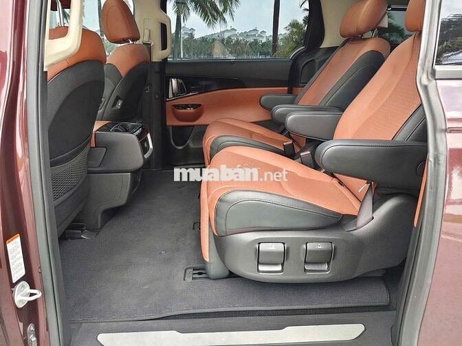 Kia Carnival 2.2D Signature 2023 màu đỏ mận