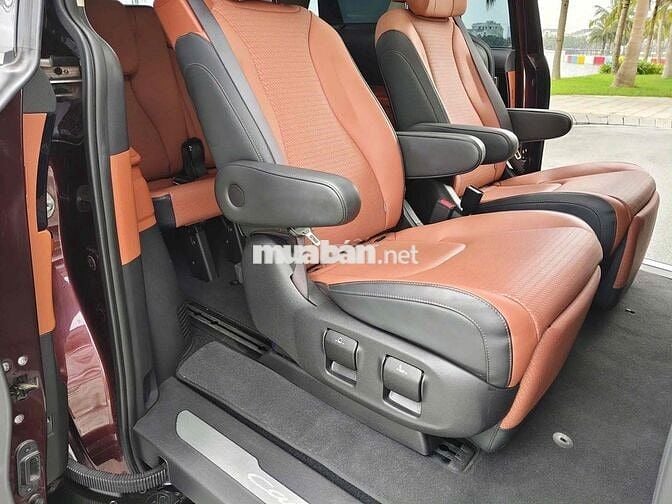 Kia Carnival 2.2D Signature 2023 màu đỏ mận