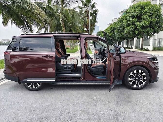 Kia Carnival 2.2D Signature 2023 màu đỏ mận