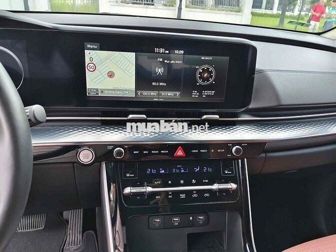 Kia Carnival 2.2D Signature 2023 màu đỏ mận
