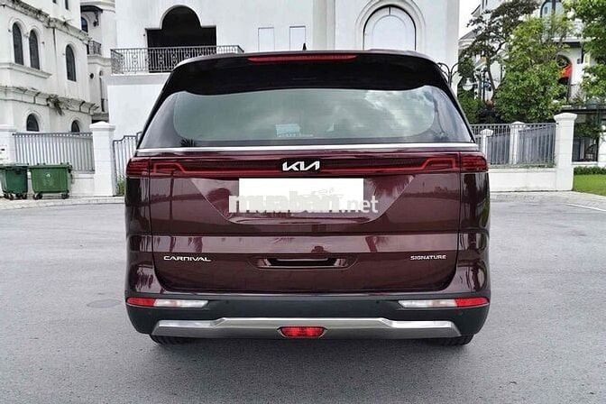 Kia Carnival 2.2D Signature 2023 màu đỏ mận