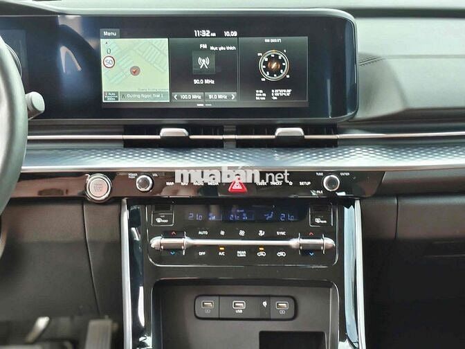 Kia Carnival 2.2D Signature 2023 màu đỏ mận
