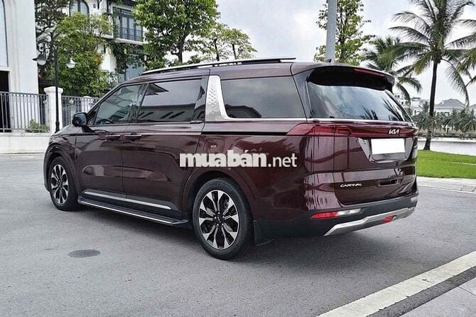 Kia Carnival 2.2D Signature 2023 màu đỏ mận