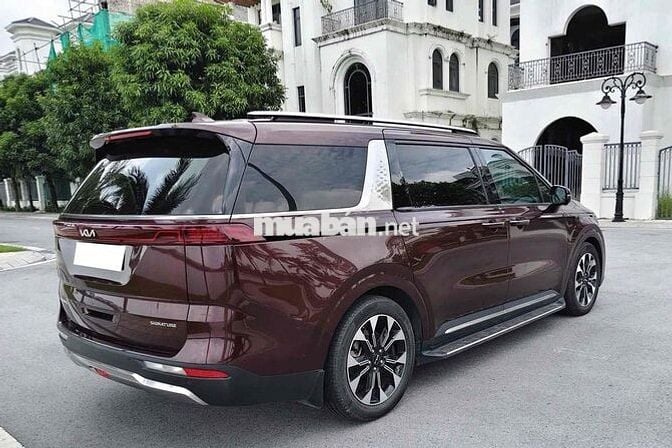 Kia Carnival 2.2D Signature 2023 màu đỏ mận