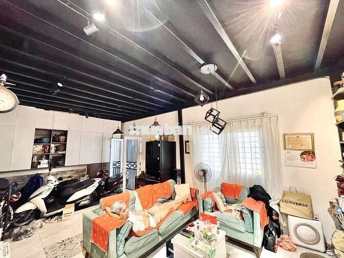 NHÀ  LẦU 3 TẦNG -NGANG 7 - DÀI 6 - HUỲNH VĂN BÁNH