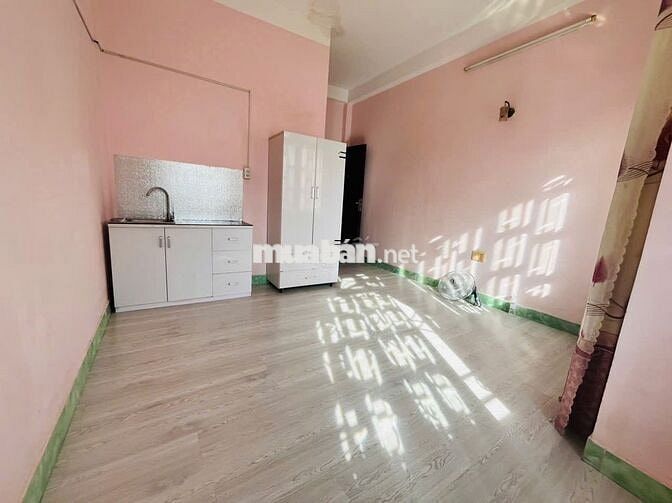 PHÒNG BAN CÔNG CÓ MÁY LẠNH GIÁ 3TR2 GẦN GTVT 600M - CVPM 2KM