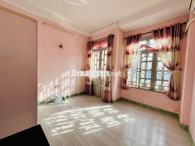 PHÒNG BAN CÔNG CÓ MÁY LẠNH GIÁ 3TR2 GẦN GTVT 600M - CVPM 2KM