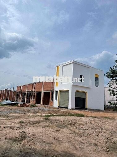 Cần tiền bán gấp căn nhà 1 trệt 1 lửng ở TTHC Bàu Bàng