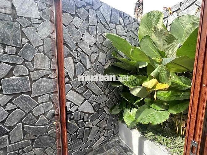 NHÀ ĐẸP NGANG 5M XE HƠI NGỦ   TRONG NHÀ,CÓ PHÒNG  TRỆT CHO ÔNG BÀ Q12
