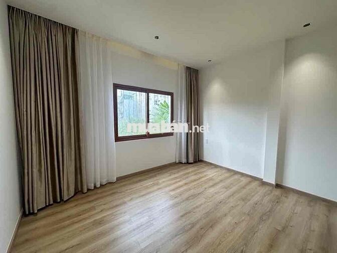 NHÀ ĐẸP NGANG 5M XE HƠI NGỦ   TRONG NHÀ,CÓ PHÒNG  TRỆT CHO ÔNG BÀ Q12
