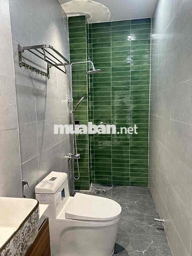 NHÀ ĐẸP NGANG 5M XE HƠI NGỦ   TRONG NHÀ,CÓ PHÒNG  TRỆT CHO ÔNG BÀ Q12