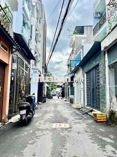 NHÀ ĐẸP NGANG 5M XE HƠI NGỦ   TRONG NHÀ,CÓ PHÒNG  TRỆT CHO ÔNG BÀ Q12