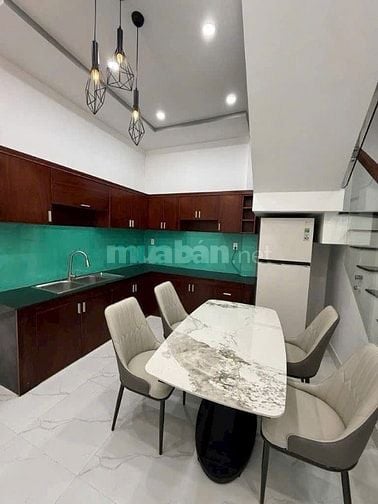 Tài chính dưới 4 Tỷ, Nhà Nguyễn Xí 72m2, 2 lầu, 4 PN. Ngay CC Thủy Lợi