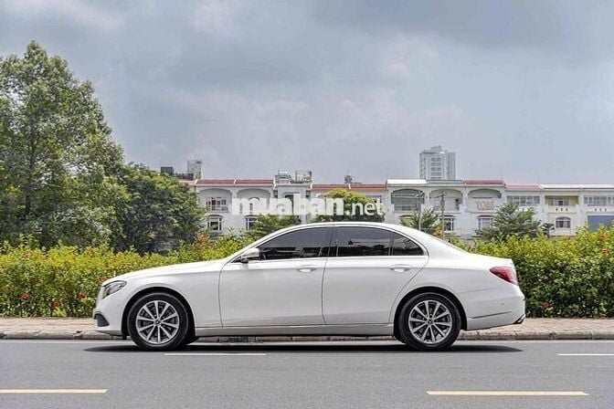 E200 Facelift - 2019 màu trắng/ nt nâu sang trọng