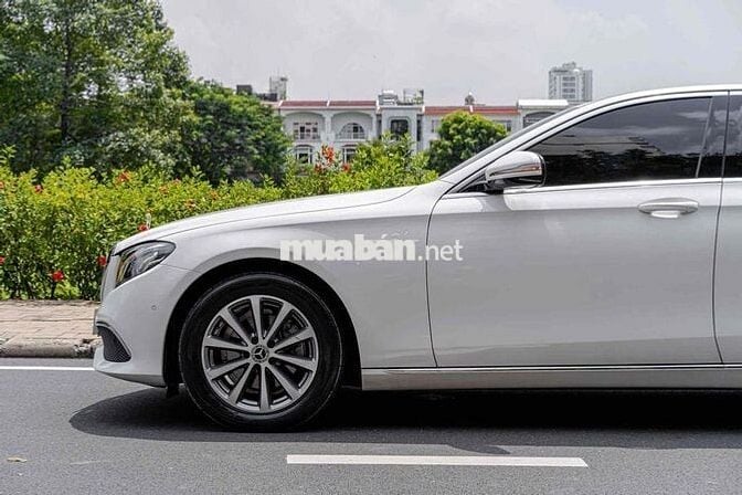 E200 Facelift - 2019 màu trắng/ nt nâu sang trọng