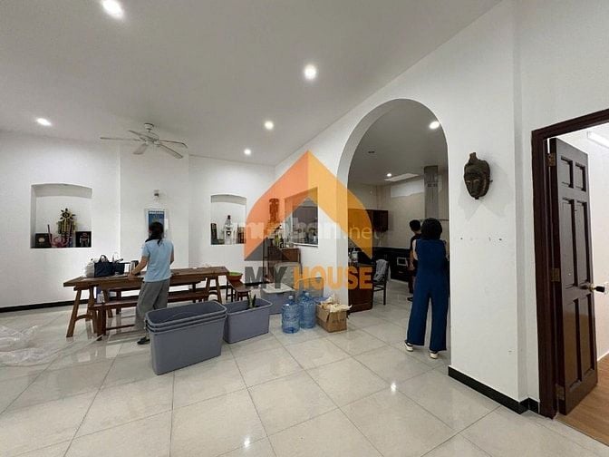 VILLA SÂN RỘNG Q2 NGAY CHÂN CẦU SG 4PN GIÁ SIÊU RẺ ĐANG TRỐNG SẴN