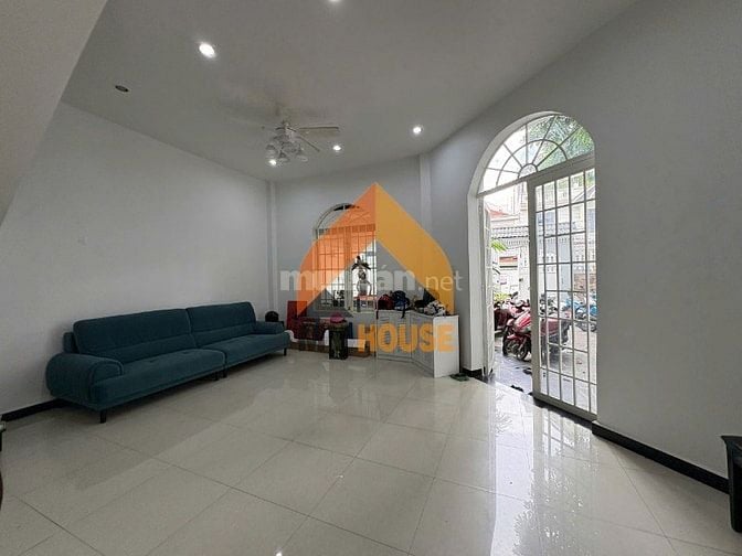 VILLA SÂN RỘNG Q2 NGAY CHÂN CẦU SG 4PN GIÁ SIÊU RẺ ĐANG TRỐNG SẴN