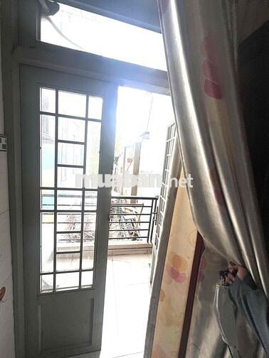 BAN CÔNG CÓ MÁY LẠNH-NỘI THẤT-NGAY NGÃ TƯ BỐN XÃ-Ở LIỀN ĐƯỢC