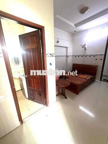 BAN CÔNG CÓ MÁY LẠNH-NỘI THẤT-NGAY NGÃ TƯ BỐN XÃ-Ở LIỀN ĐƯỢC