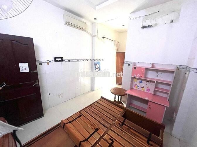 BAN CÔNG CÓ MÁY LẠNH-NỘI THẤT-NGAY NGÃ TƯ BỐN XÃ-Ở LIỀN ĐƯỢC