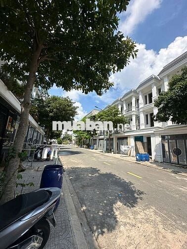 Bán Nhà KDC Hoàng Nam 5, đường 13m,1 trệt 2 lầu 4PN 3WC. Tặng nội thất
