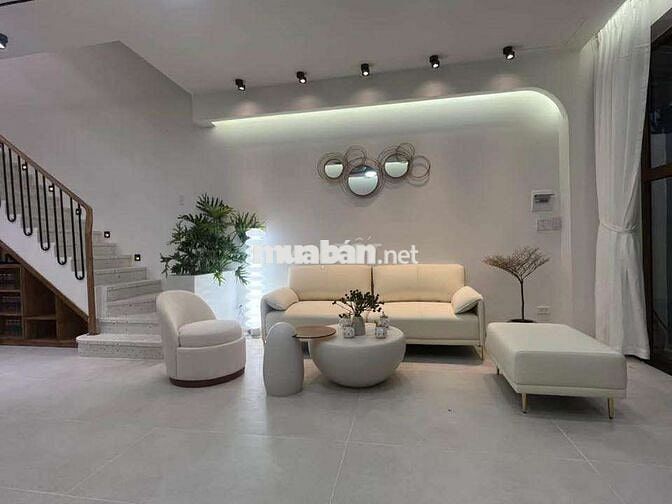 Bán nhà 3 tầng full nội thất mặt tiền hoà minh cách biển 500m giá 6tyx