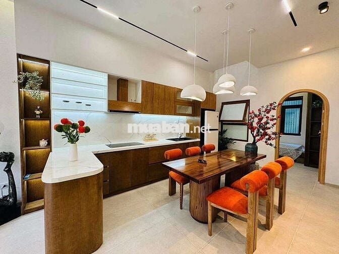Bán nhà 3 tầng full nội thất mặt tiền hoà minh cách biển 500m giá 6tyx