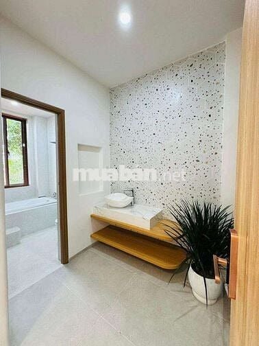 Bán nhà 3 tầng full nội thất mặt tiền hoà minh cách biển 500m giá 6tyx
