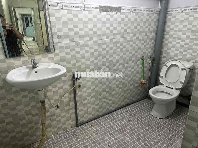 Cho thuê nguyên tầng lầu, 1 phòng ngủ 1 bếp, đường Nguyễn Văn Lạc