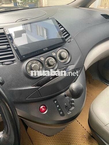 Bán xe Mitsubishi Grandis 2006 màu bạc,