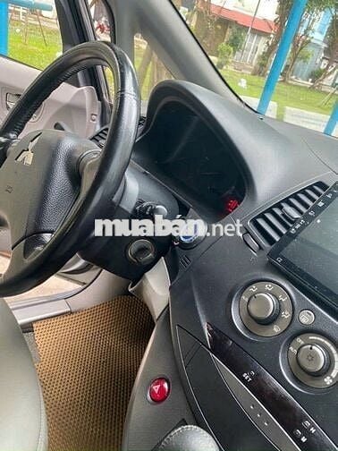 Bán xe Mitsubishi Grandis 2006 màu bạc,