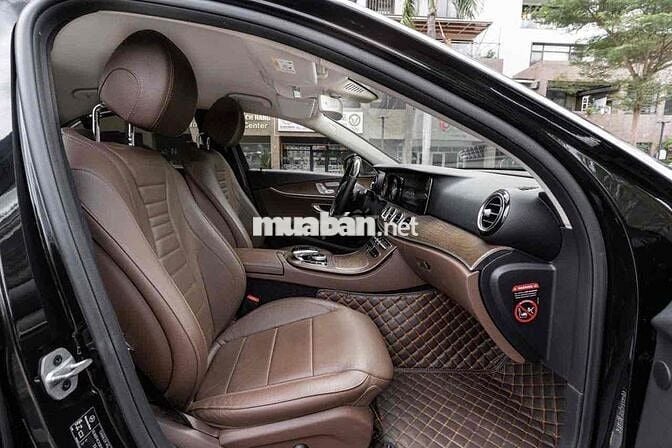 E200 2020 up full E63 màu đen nội thất nâu giá tôt