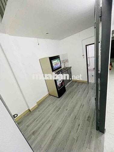 căn 2pn 2 máy lạnh bếp wc dưới trệt xe đẩy dc vào phòng bếp giờ tự do