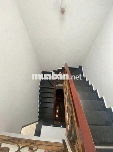 Cần cho thuê nhà MT 214A Nguyễn Trãi P.Nguyễn Cư Trinh Q.1.