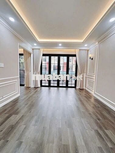 CHO THUÊ NHÀ HẺM XE TẢI NGUYỄN THỊ MINH KHAI, QUẬN 1. CÓ GARA OTO