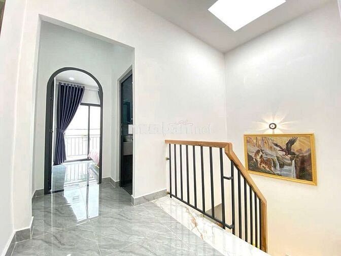 Nhà Mới 2 Tầng Nội Thất Đẹp, Gần ST Emart 2