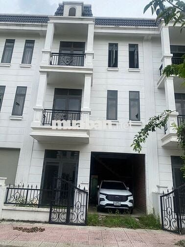 Về quê,cắt lỗ 300triệu,1 trệt 2 lầu sổ hoàn công đầy đủ,Tân Uyên,BD