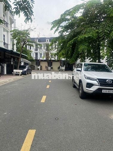 Về quê,cắt lỗ 300triệu,1 trệt 2 lầu sổ hoàn công đầy đủ,Tân Uyên,BD