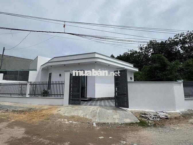 cần bán nhà cấp 4 mặt tiền nhựa